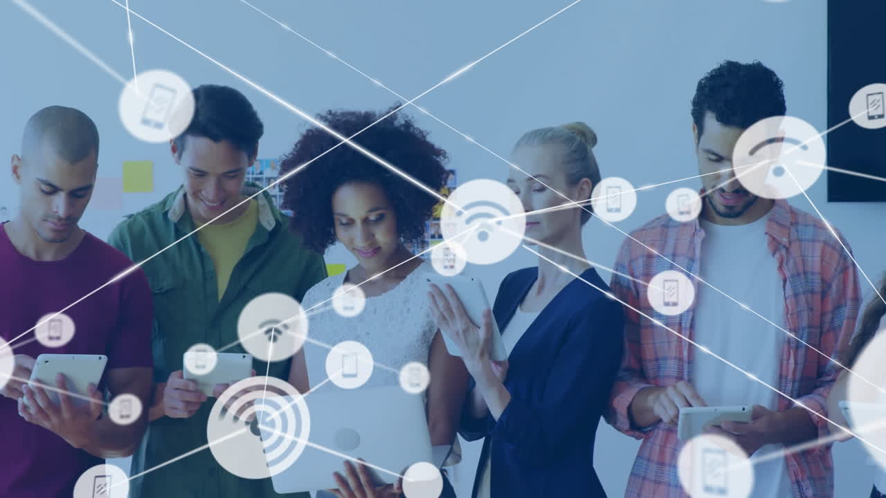 animación de la red de conexiones con iconos wifi sobre diversas personas de negocios en la oficina