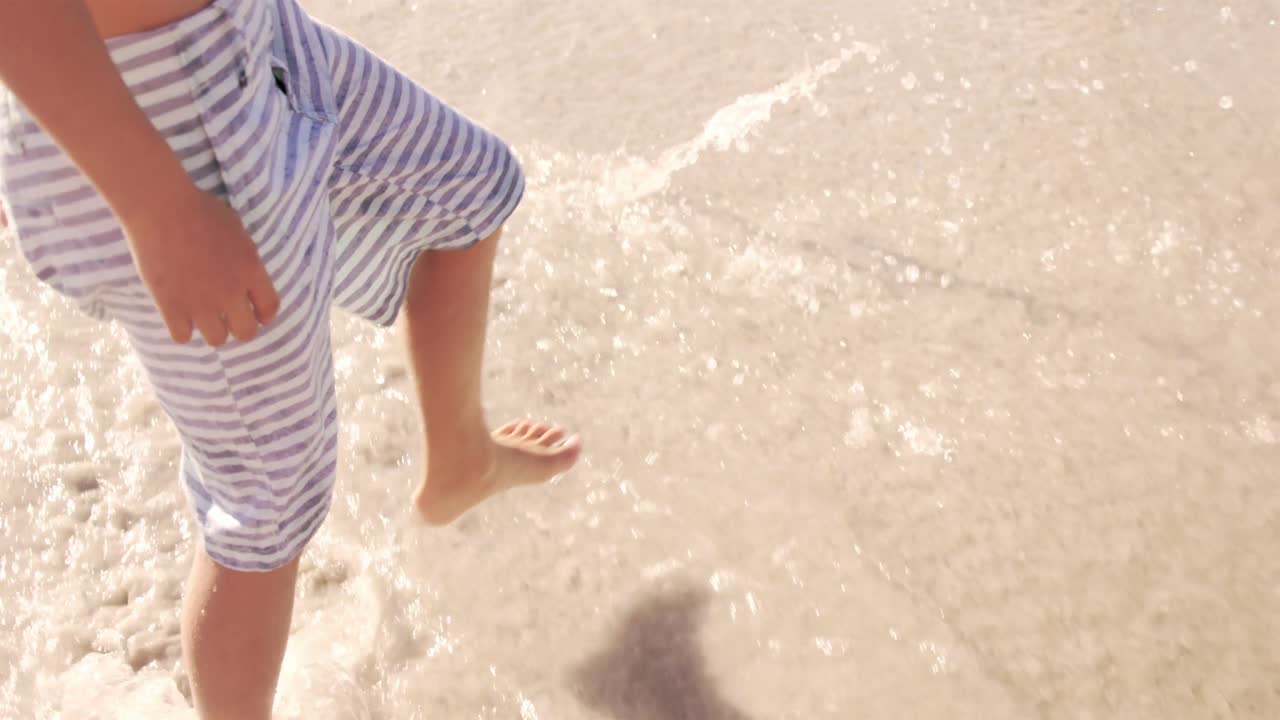 해변에서 놀고 있는 귀여운 형제자매들