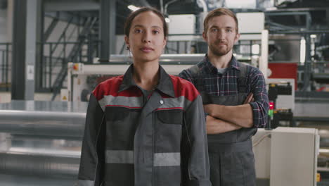 retrato de ingenieros multiétnicos en la planta