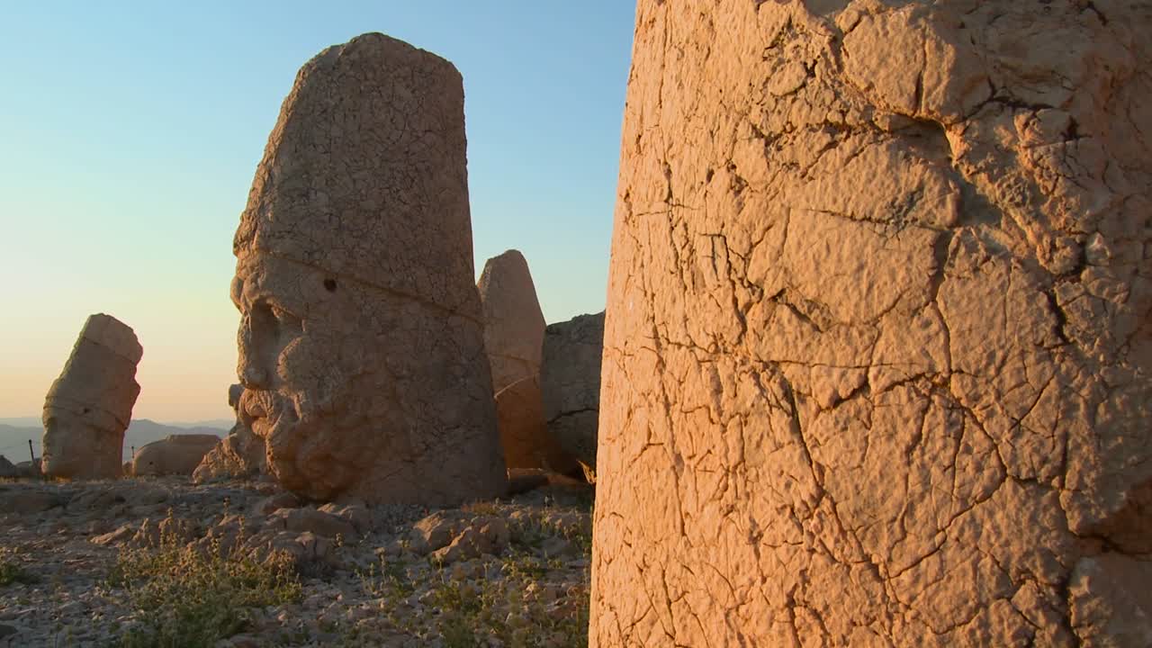 관광객들은 mt nemrut turkey 1 꼭대기에 있는 위대한 고고학 유적지의 사진을 찍습니다.