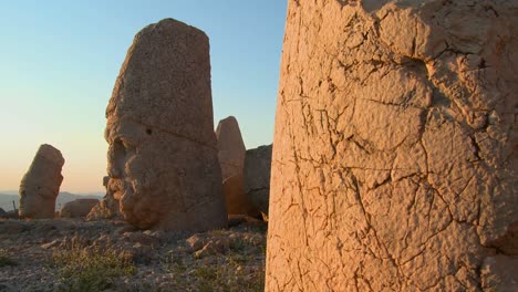 los turistas toman fotos de las grandes ruinas arqueológicas en la cima del monte nemrut turquía 1