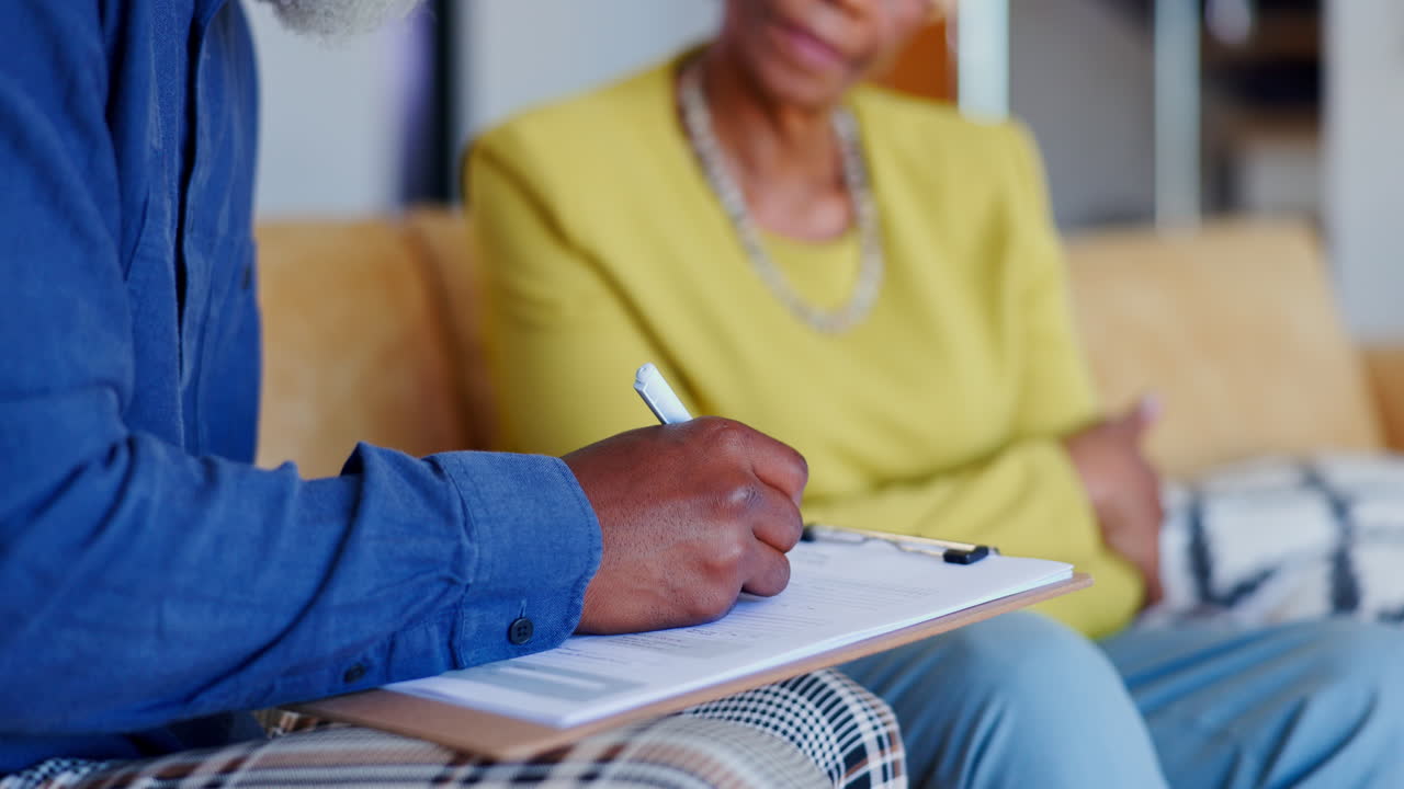 firma, mujer mayor y manos para la jubilación