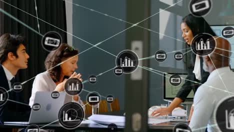 animación de una red de iconos digitales sobre diversos empresarios discutiendo un plan en la oficina