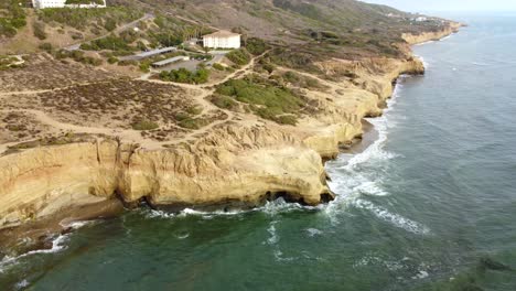 Parque-Natural-De-Los-Acantilados-De-La-Puesta-Del-Sol,-Point-Loma-En-El-Fondo