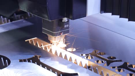 corte láser cnc de metal, tecnología industrial moderna.