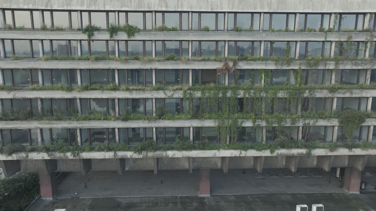 avión no tripulado disparado cracovia polonia abandonada estructura brutalista soviética hala foro al amanecer