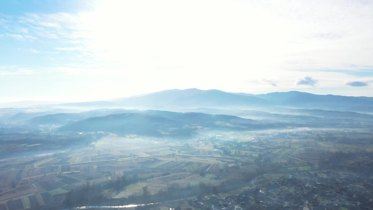vista aérea del pueblo frente a la montaña 4k video drone