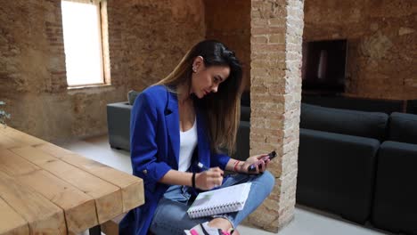 empresario con libro de texto con pantalla táctil en el teléfono inteligente en casa