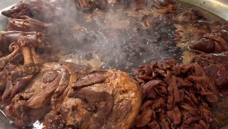 pulpo al vapor siendo cocinado al aire libre.