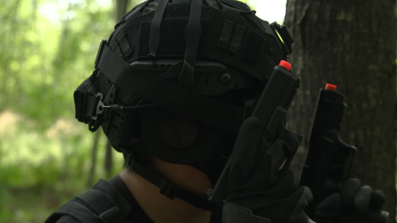 táctico tipo mira a la derecha y a la izquierda como él