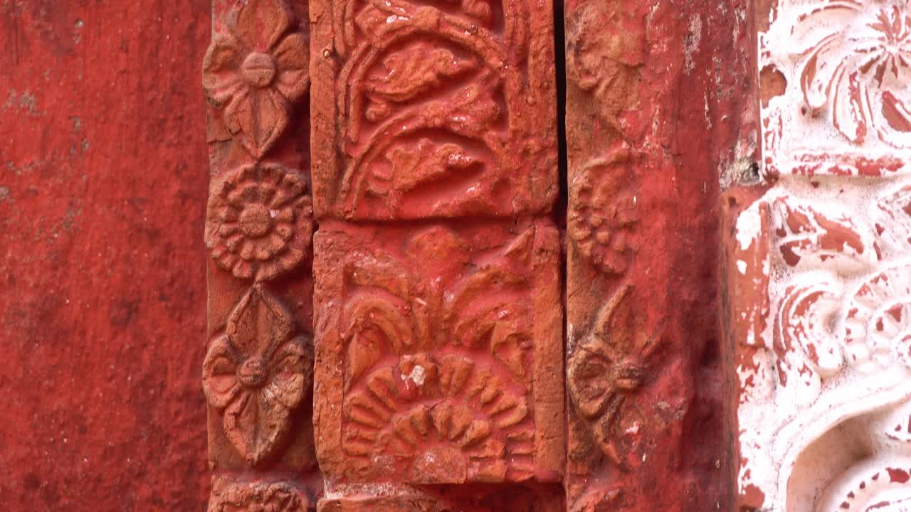 The red brick architecture is evident on the outer walls of this temple which the social system, culture and civilization of that time blossomed.Currently, the paintings are almost destroyed.