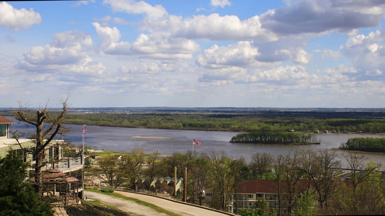 Vedute panoramiche sulla città di Grafton lungo il fiume Mississippi con bandiere americane che sventolano al vento, Illinois, USA.