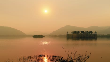 Jal-Mahal-(que-Significa-Palacio-Del-Agua)-Es-Un-Palacio-En-Medio-Del-Lago-Man-Sagar-En-La-Ciudad-De-Jaipur,-La-Capital-Del-Estado-De-Rajasthan,-India.