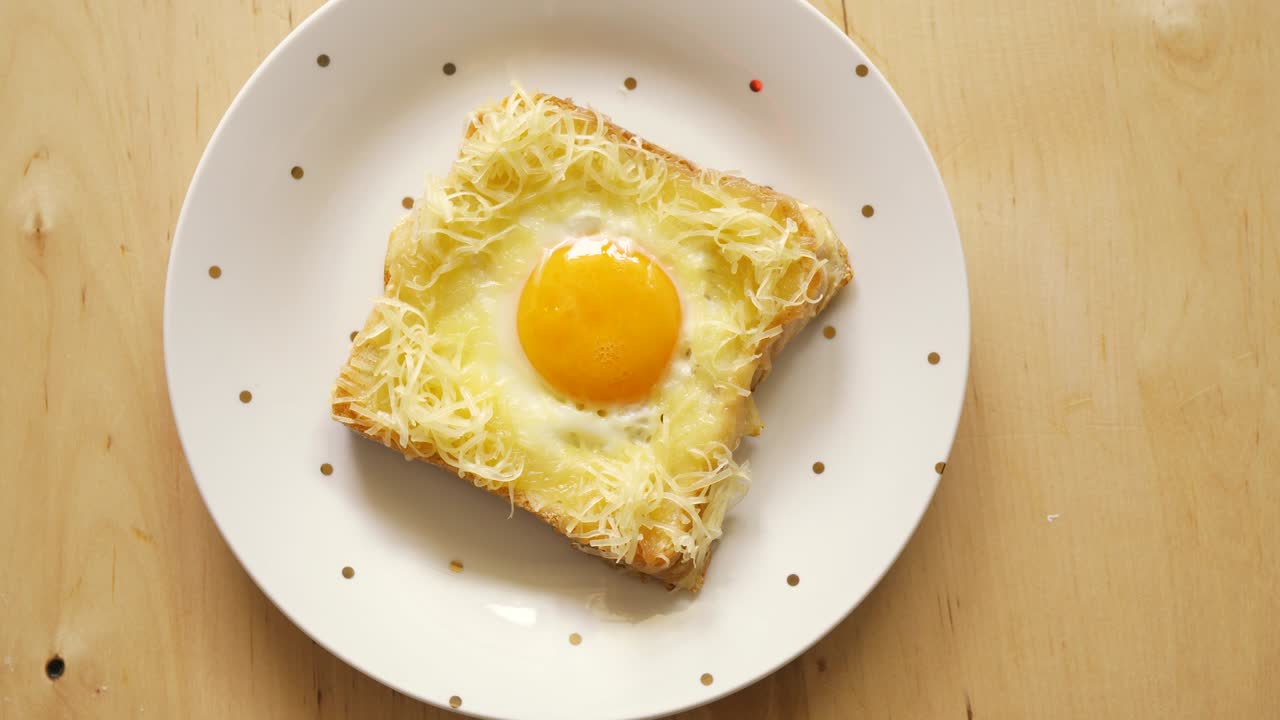 나무 주방 테이블 에 긴 달 과 치즈 를 넣은 토스트 의 면