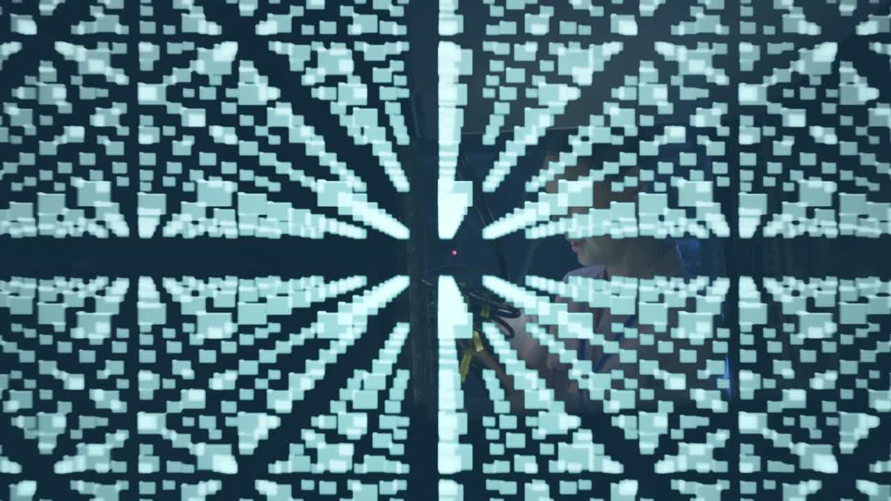 анимация данных над кавказской женщиной, если техник использует планшет с помощью компьютерного сервера