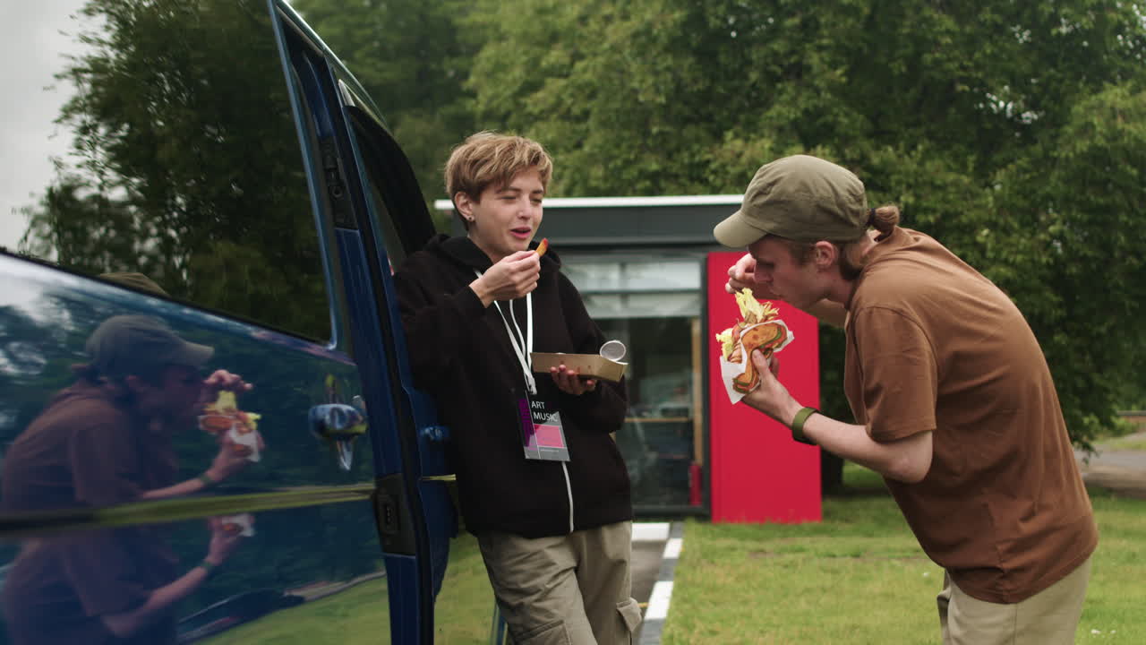 주유소 에서 휴식 하는 집단