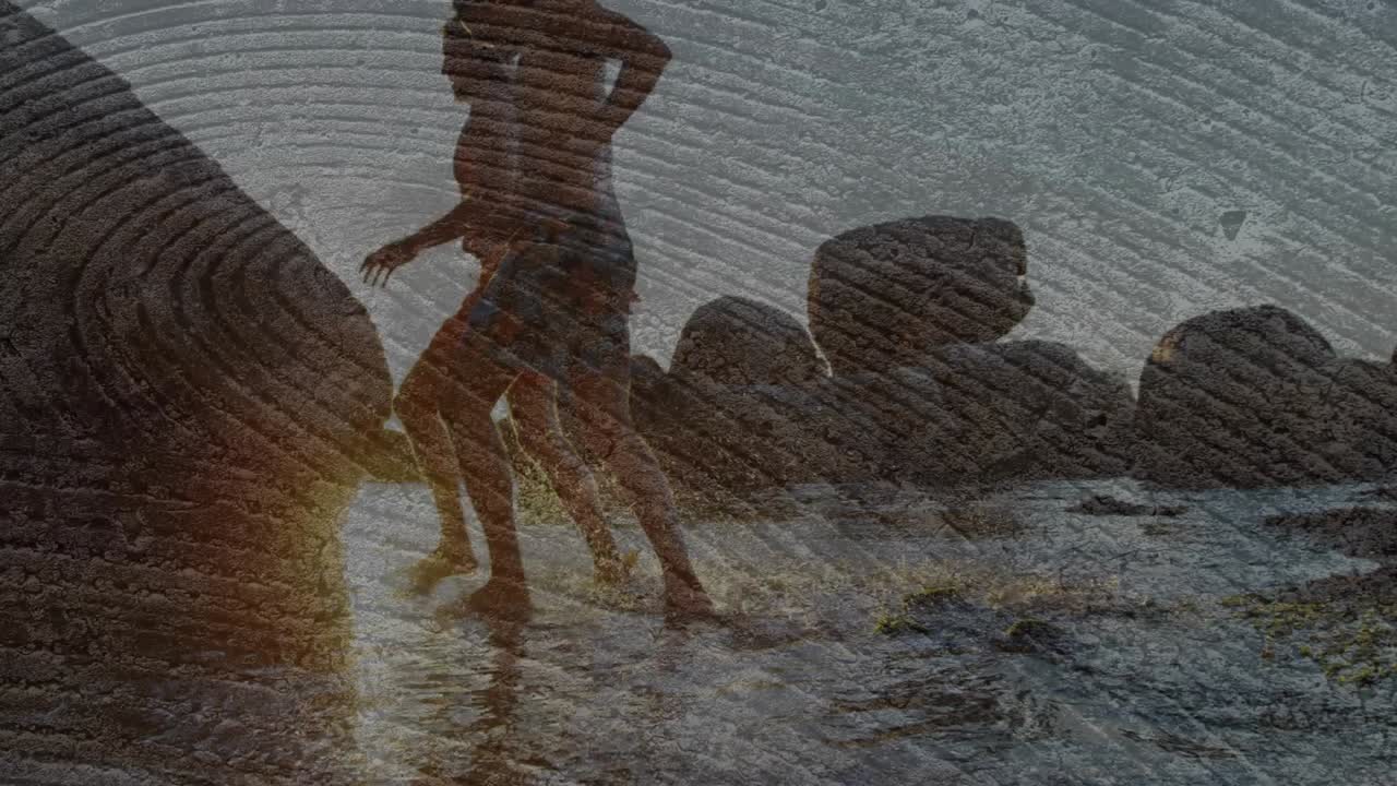 Homme et femme courant sur l'eau du rivage au coucher du soleil, avec des infographies animées de marketing de voyage
