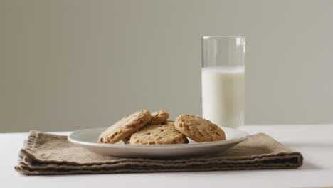 Vídeo-De-Galletas-Con-Chocolate-Y-Leche-Sobre-Fondo-Blanco