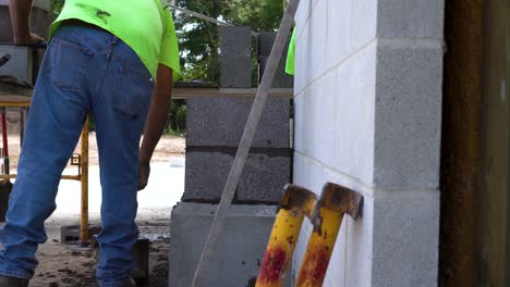 construcción de un pilar de hormigón