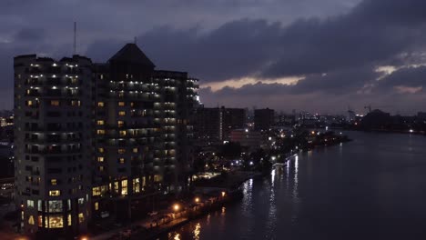 Stadt-In-Der-Abenddämmerung-Nigeria-Drohne-04