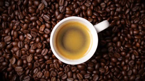 espresso con granos de café en el fondo (en bucle)