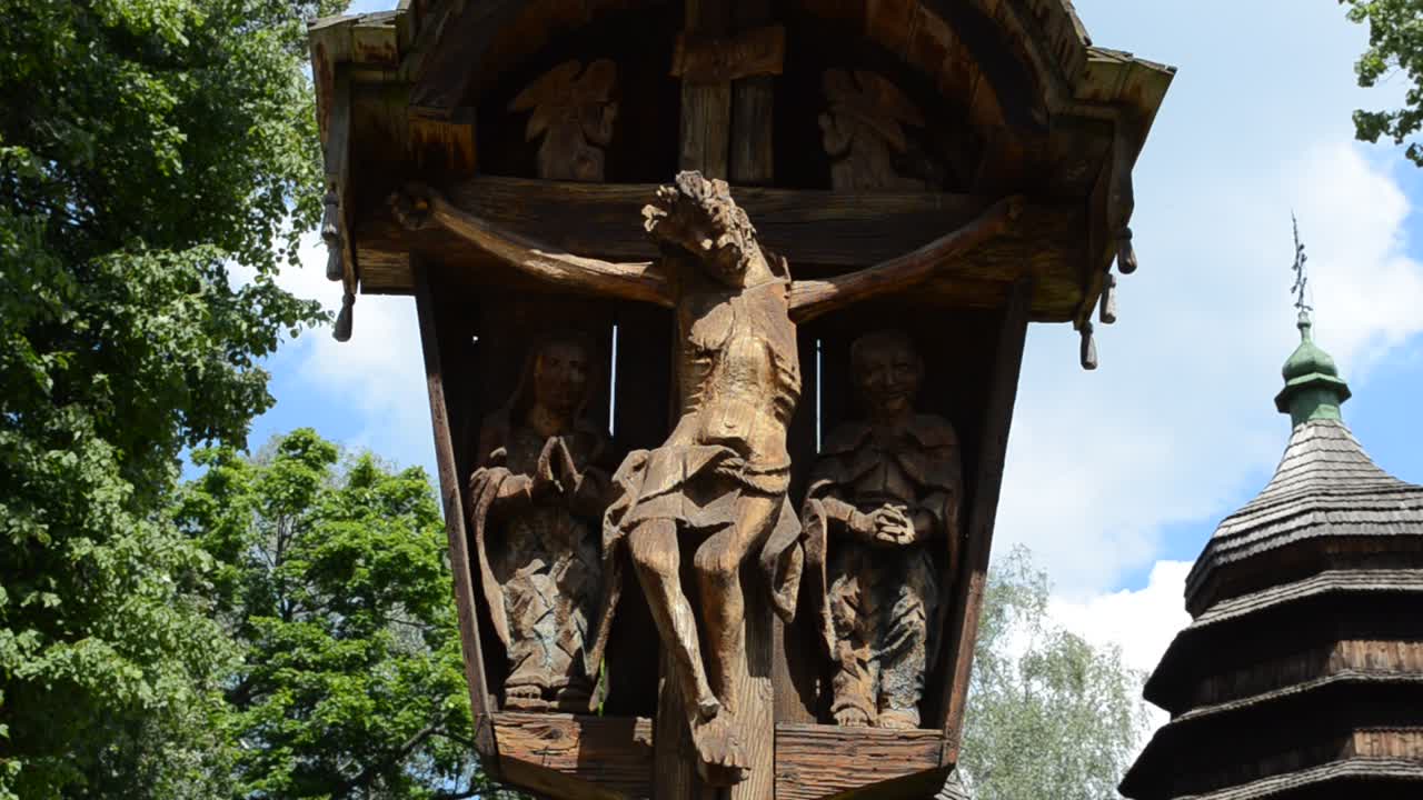 Jesus Cristo na cruz. Uma antiga igreja ortodoxa de madeira movida de uma vila próxima e reinstalada no museu de arquitetura popular "Shevchenko Guy". Lviv, Ucrânia