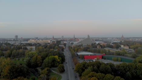 拉脱维亚欧洲国家里加市的街道 - 空中无人机建立视图