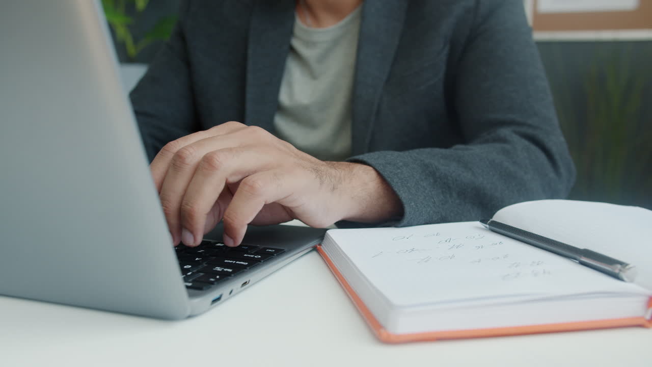 ラップトップでノートを取っている人