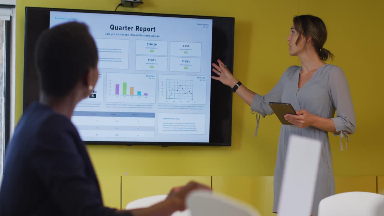 mujer de negocios afroamericana escuchando la presentación hecha por su compañero de trabajo caucásico