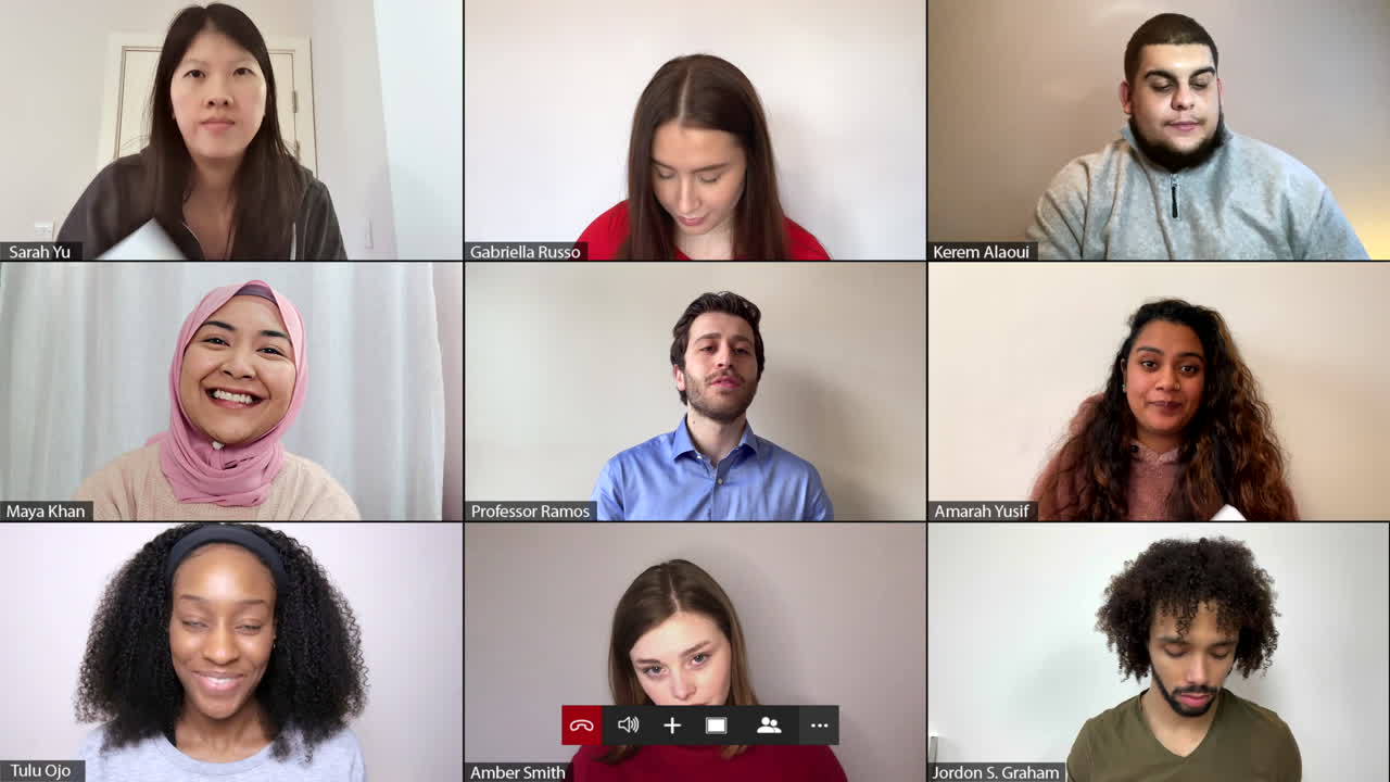 비디오 강의 중 교사에게 감사하는 학생들