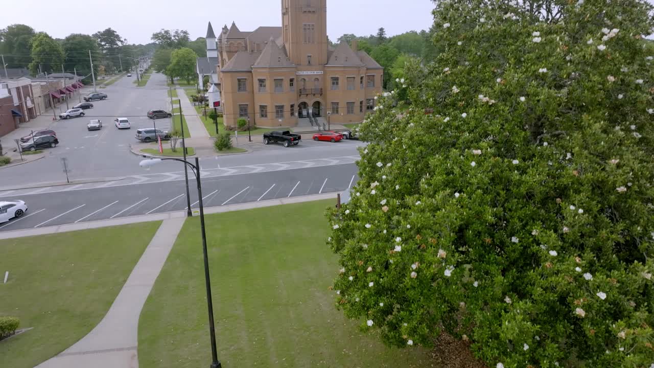 таскиги, штат алабама, в центре города и в округе макон, штат алабама, здание суда с дроном видео движется вверх