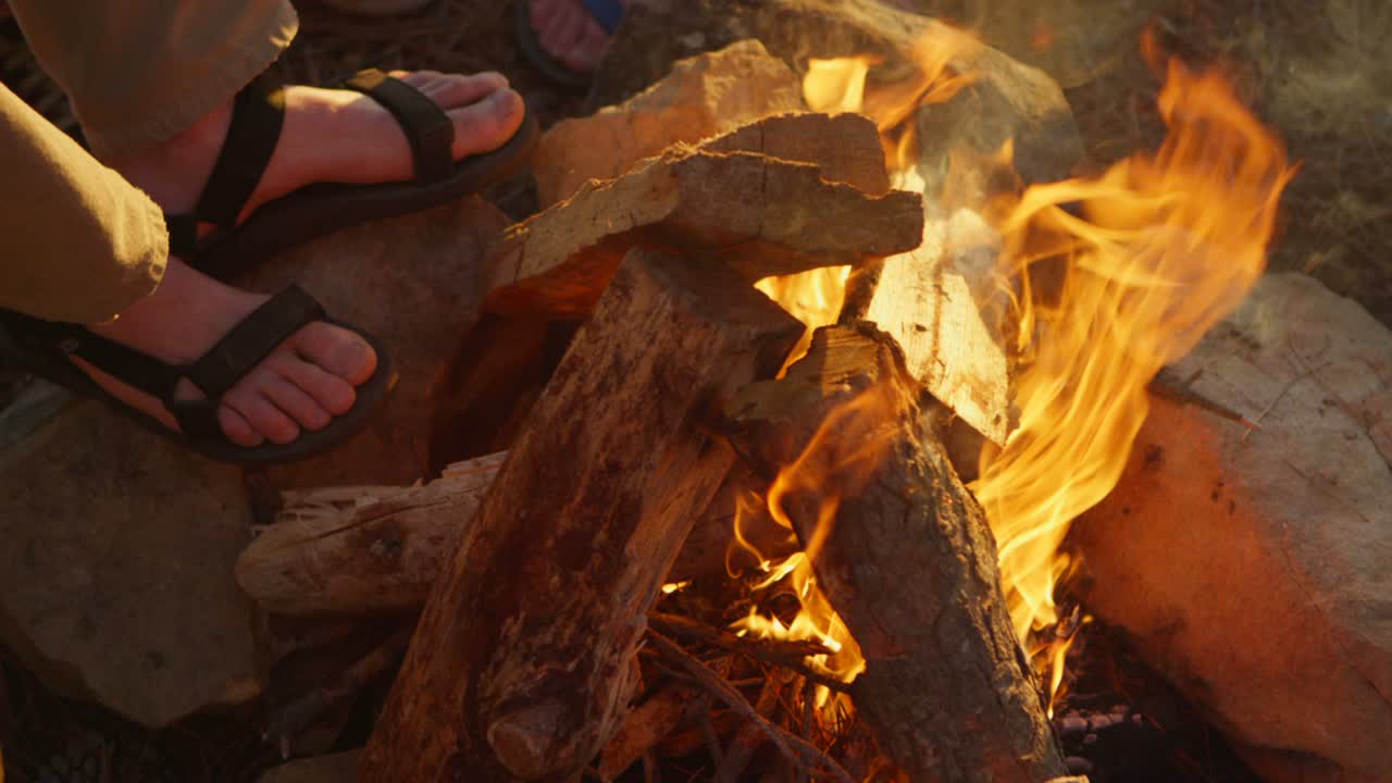 모닥불 근처에서 손과 발의 근접 촬영