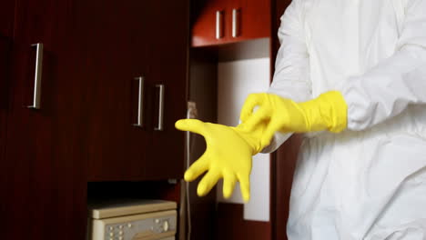 hombre de pie en una cocina