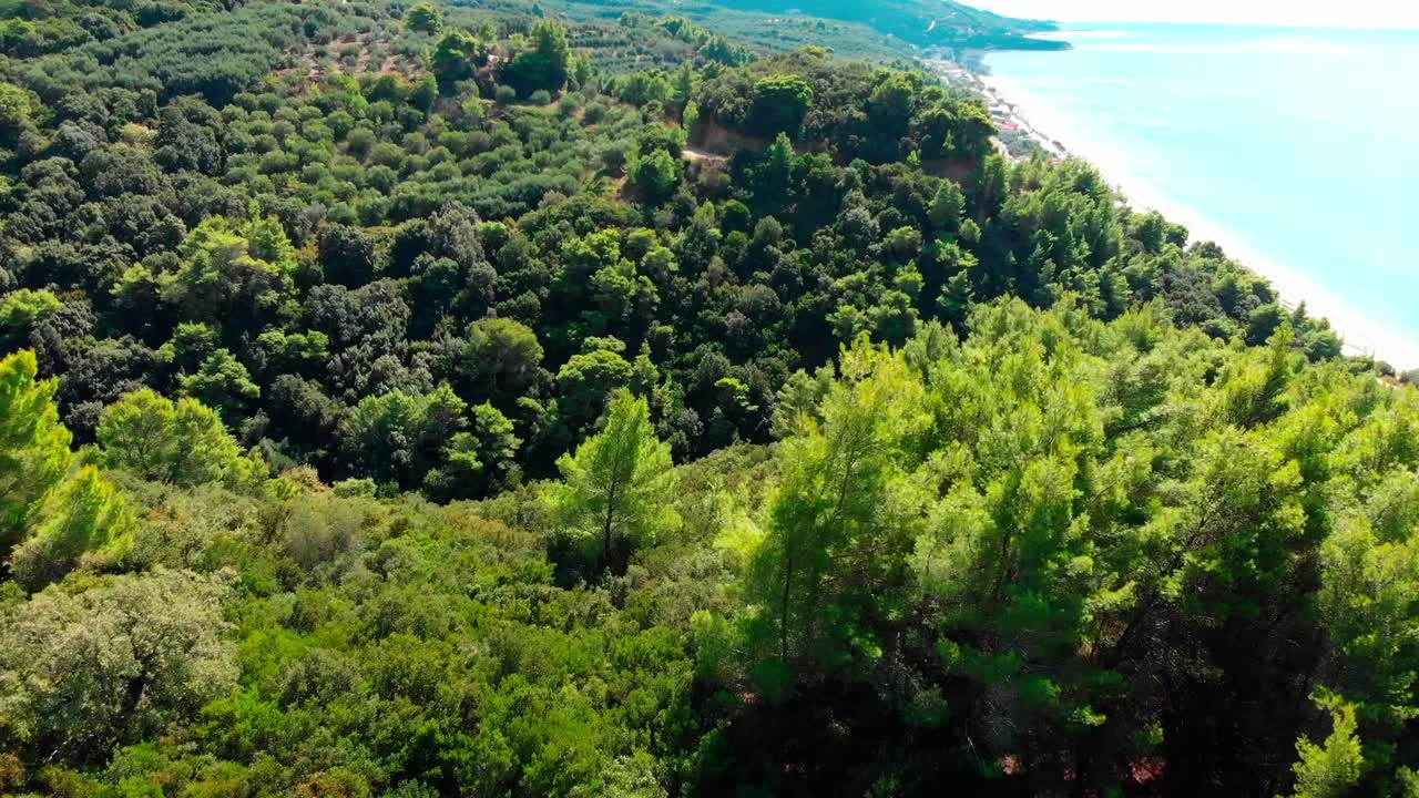 Sorvolo con drone di una bellissima spiaggia in Grecia.
