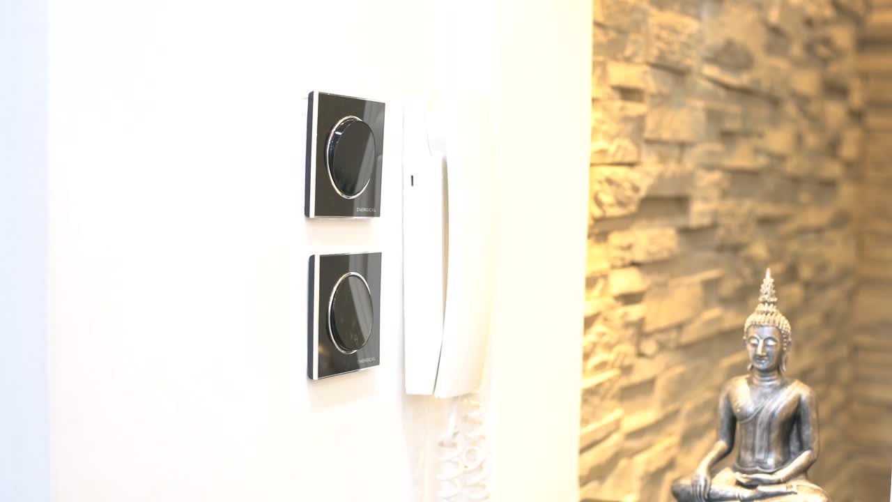 presione el interruptor para encender y apagar la luz