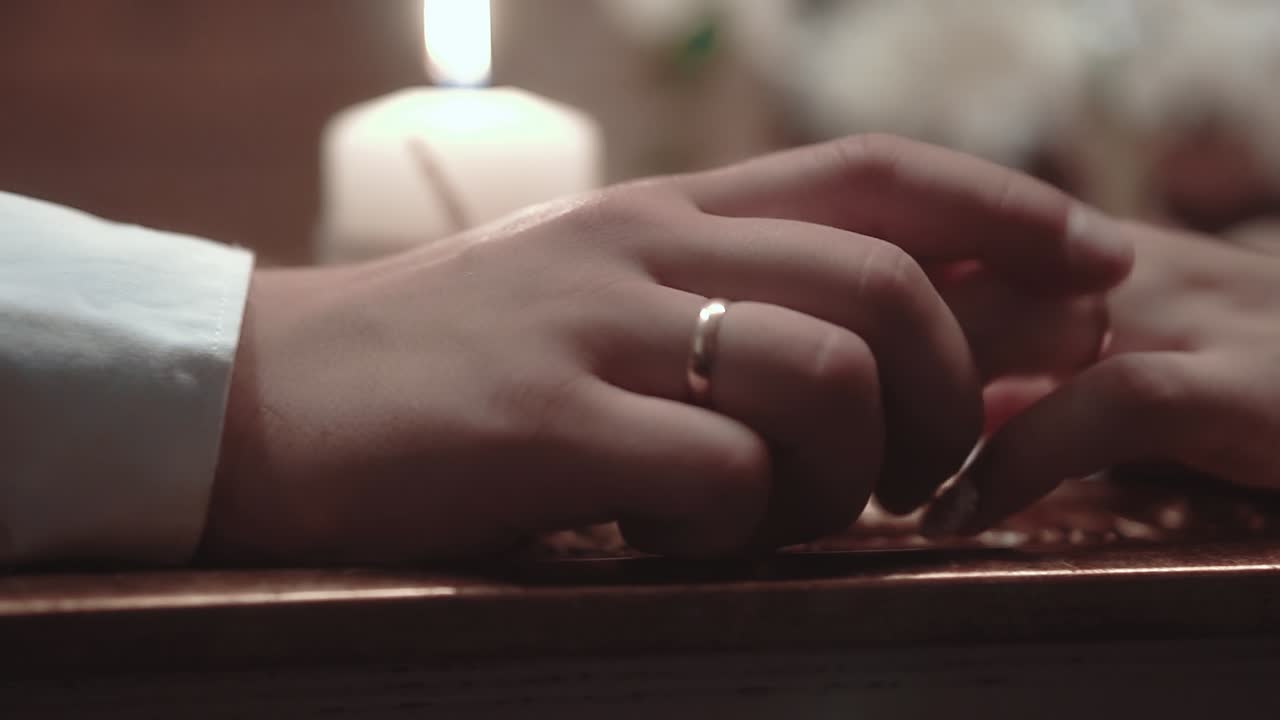 젊은이들이 레스토랑에 앉아서 서로 부드럽게 가까운 느린 동작을 만져요.