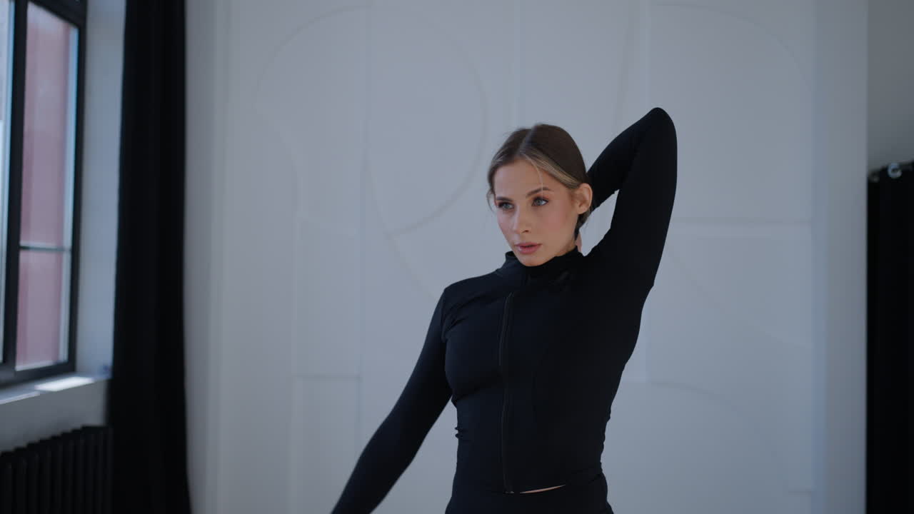 mujer estirándose en el gimnasio