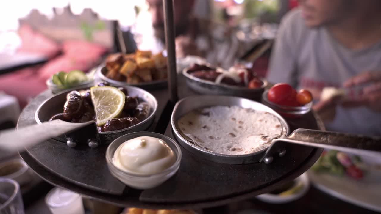 그림 같은 해가 지는 하늘 아래 파도 있는 바다에서 항해 하는 배