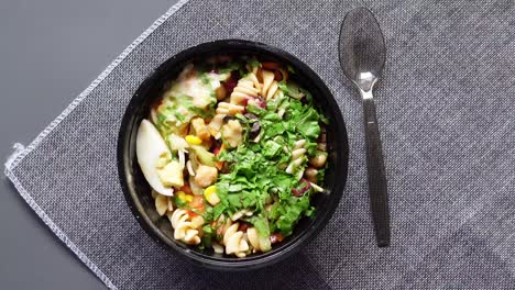 ensalada de pasta en un recipiente negro