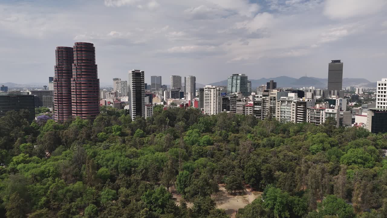un avión no tripulado se eleva sobre el parque chapultepec, con el barrio de polanco en cdmx en el fondo.