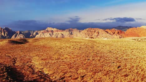 montañas de nevada reveladas en vista aérea bajo cielos azules