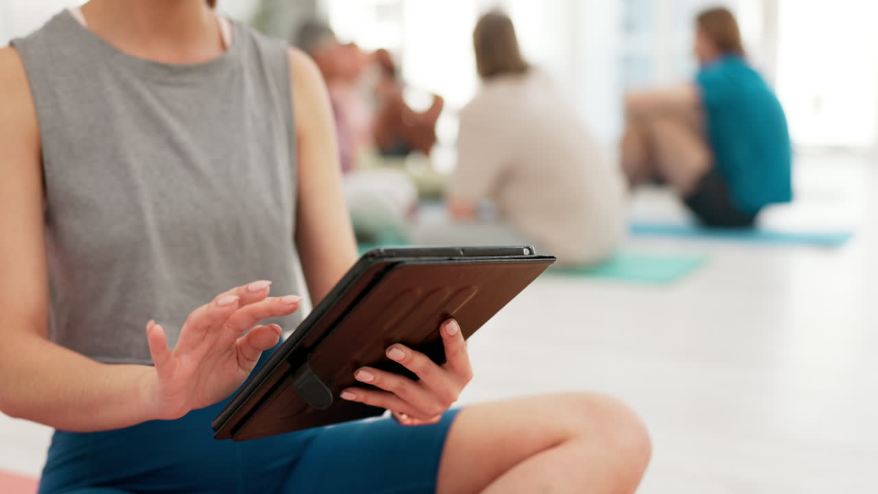 Mani, tablet e yoga con una persona in palestra