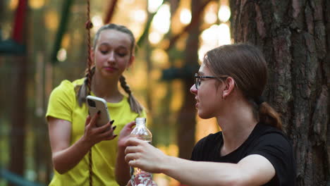 jóvenes en el campamento de aventuras