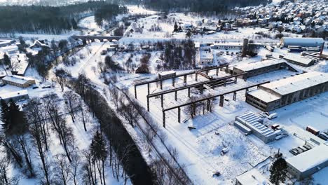 Vista-Aérea-De-La-Zona-De-Carga-De-Trenes-Antiguos-En-Medio-Del-Paisaje-Invernal