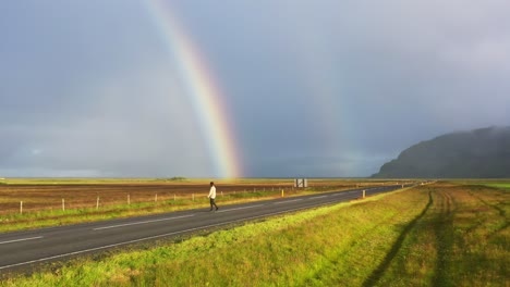 Frau,-Die-Vor-Einem-Regenbogen-Glücklich-Ist