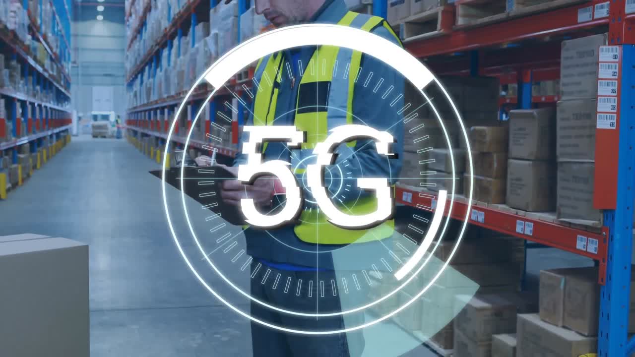 5g 텍스트 오버 라운드 스캐너 백인 남성 노동자가 창고에서 클립보드에 글을 쓰고 있습니다.
