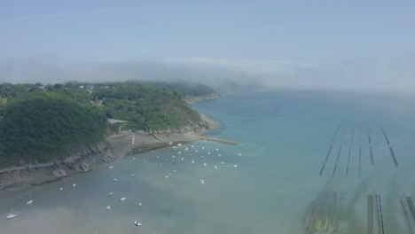 Barcos-En-El-Canal-Inglés-Cerca-Del-Acantilado-Rocoso-En-El-Norte-De-Bretaña,-Francia