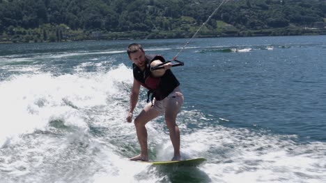 Athletischer-Typ-Wakeboarden-Auf-Dem-See