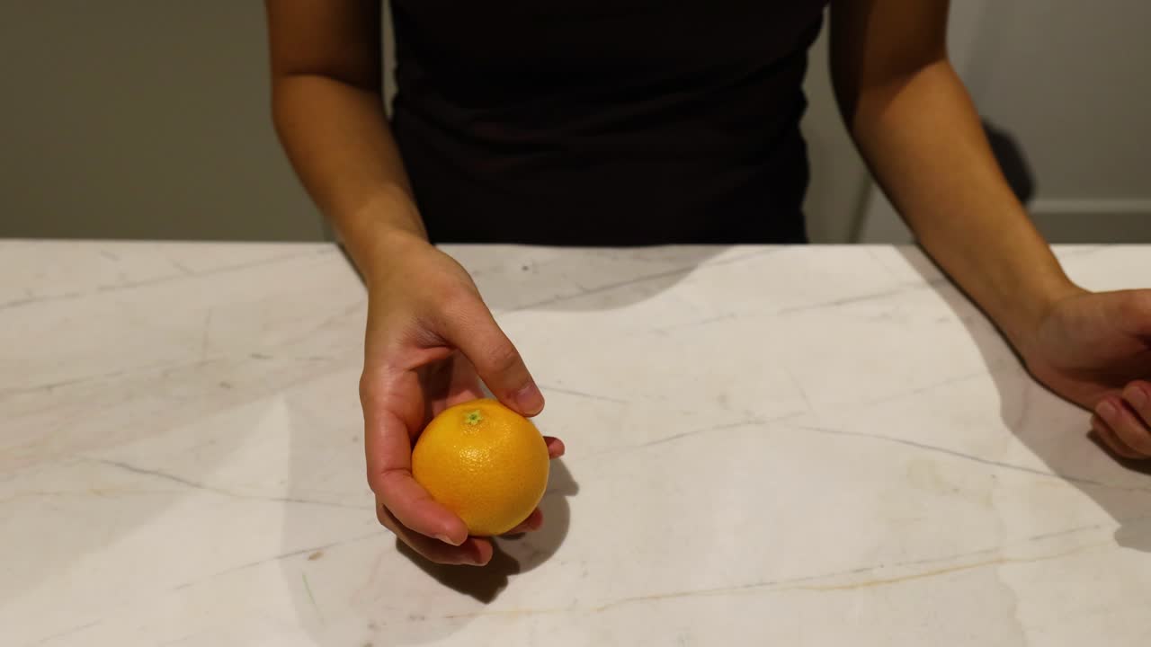 공중에 오렌지를 던지는 사람