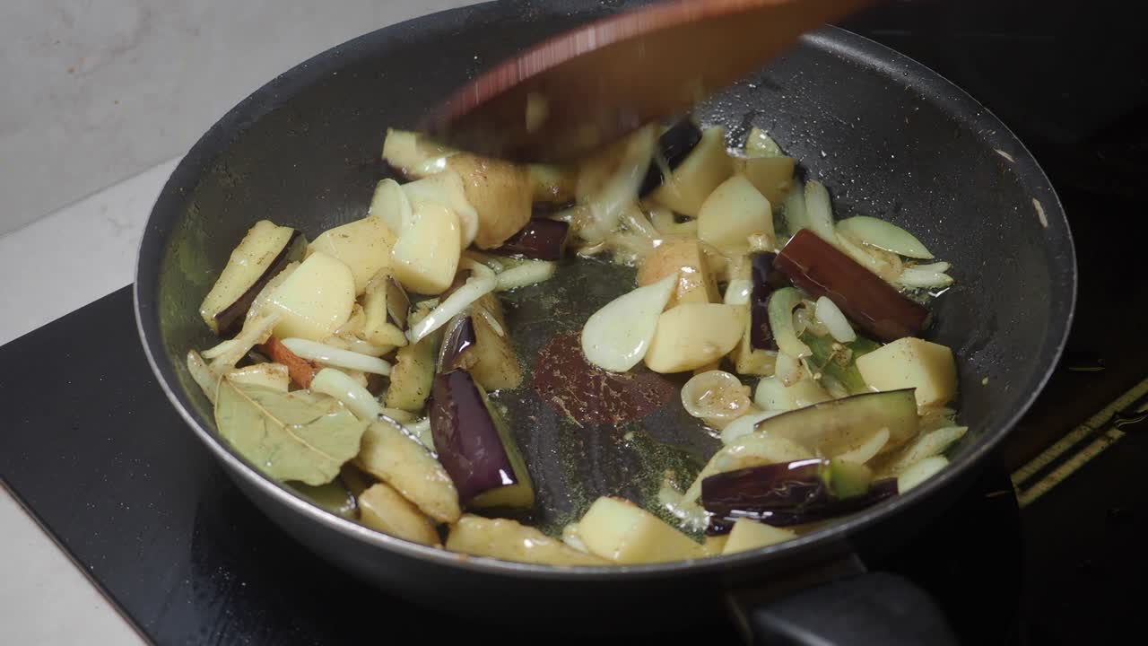 Rosolare Patate, Melanzane e Cipolle in una Padella